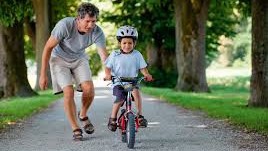 Как научить ребёнка кататься на двухколёсном велосипеде?